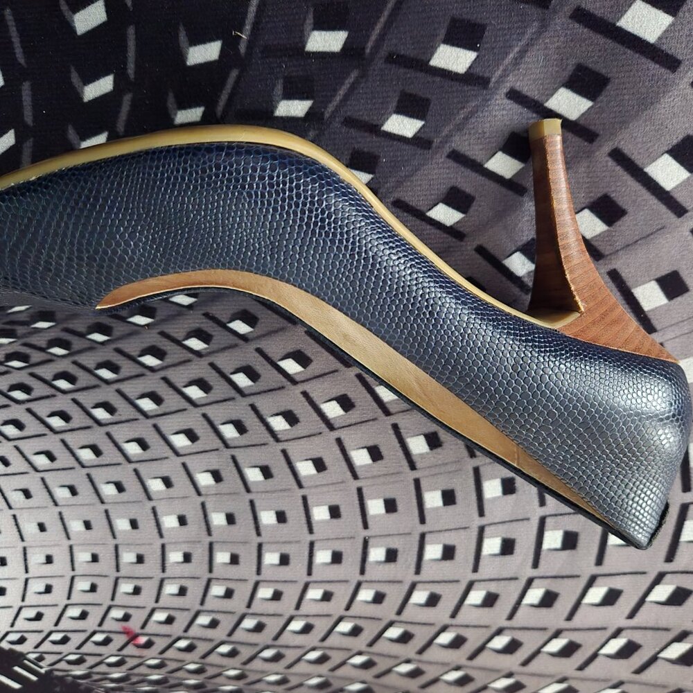 Michael Kors  Blue Snakelike skin  Pumps Great Condition  Size 8.5 - Picture 2 of 6